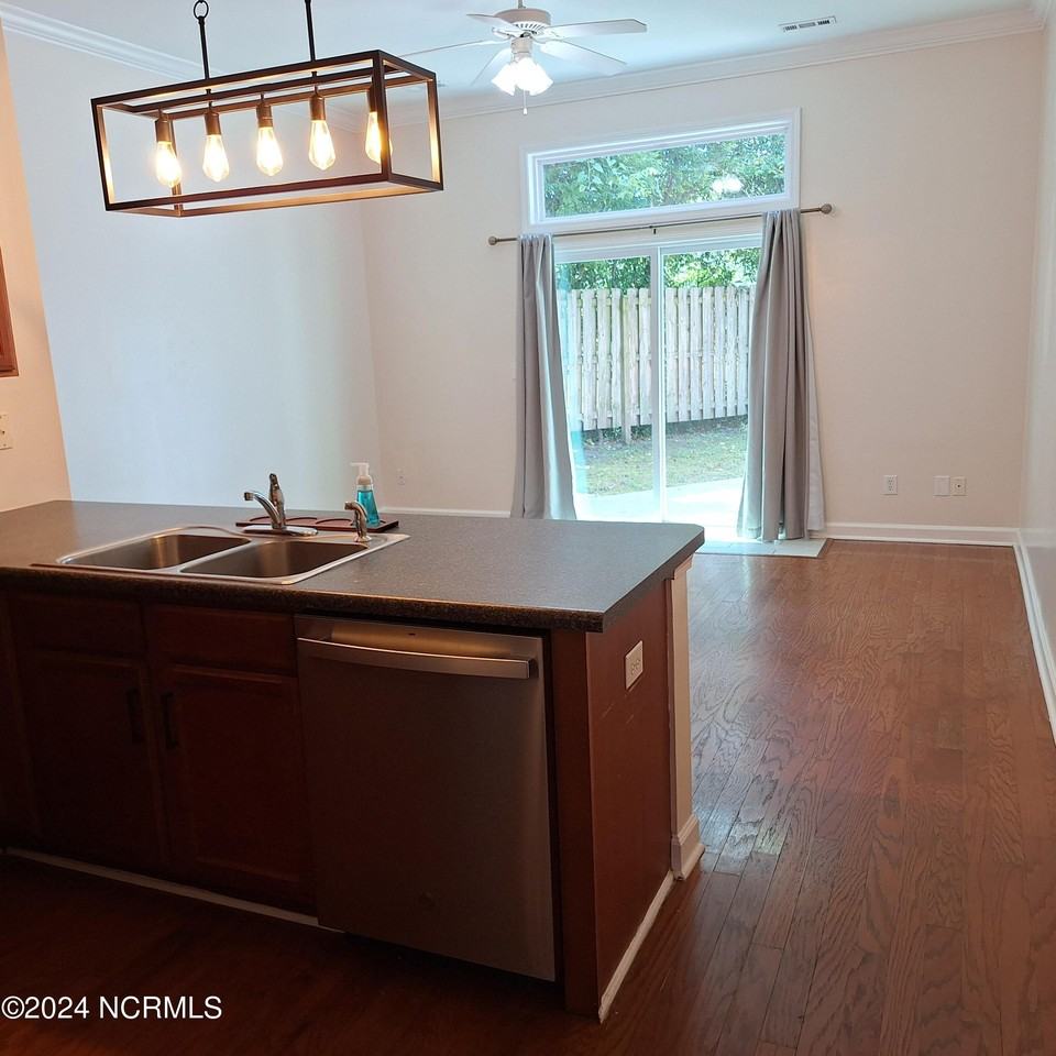 1607 Shoreline Pl - Photo 2 of 13