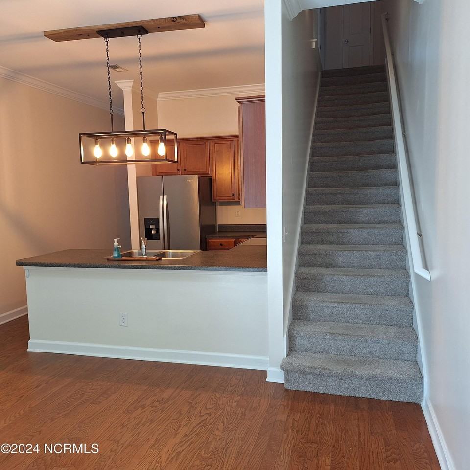 1607 Shoreline Pl - Photo 3 of 13