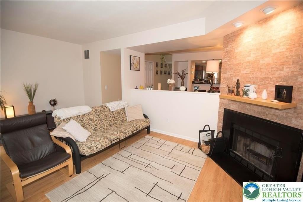 112 Freedom Ct - Photo 5 of 16