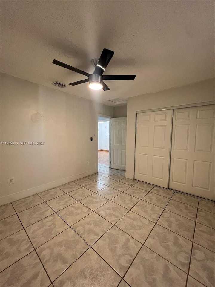 2820 Sw 95th Ave - Photo 4 of 18