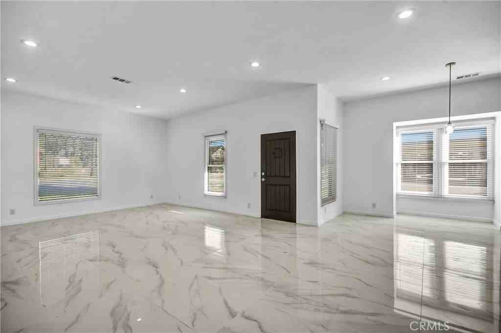 696 E 9th St - Photo 3 of 26