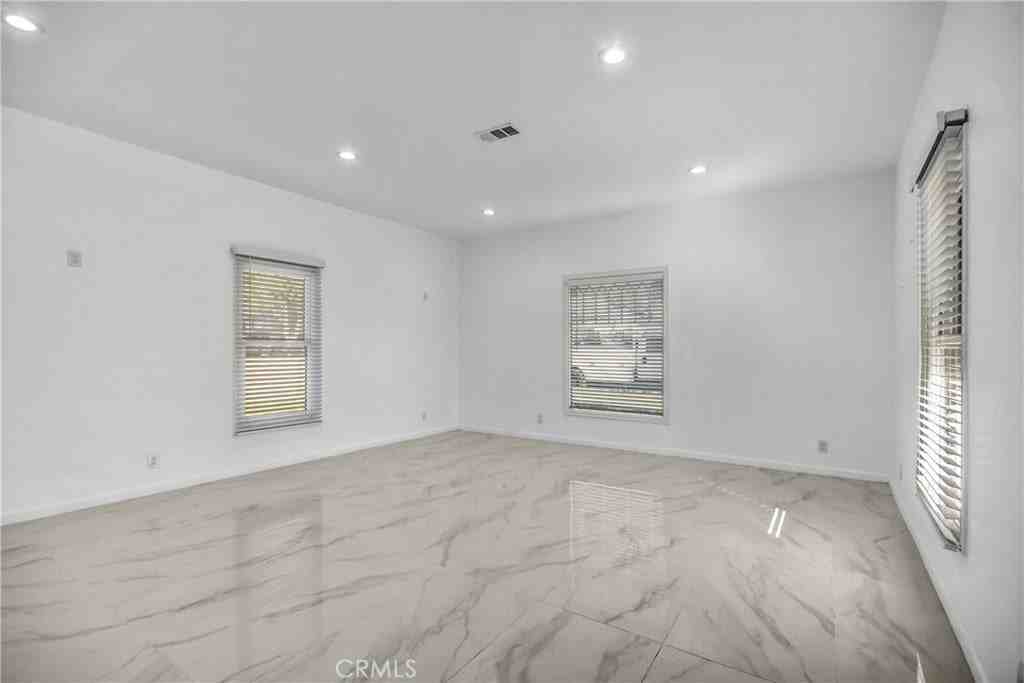 696 E 9th St - Photo 4 of 26