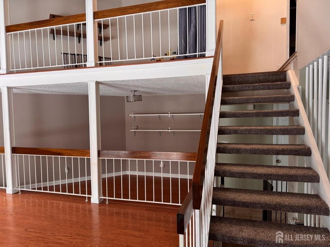 276 Westgate Dr - Photo 2 of 11