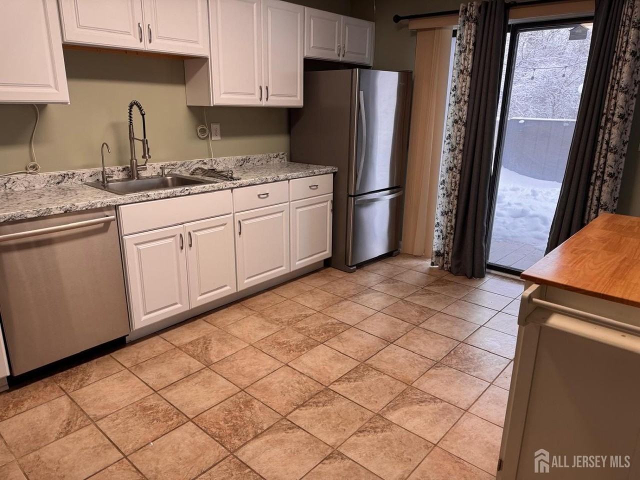 276 Westgate Dr - Photo 4 of 11