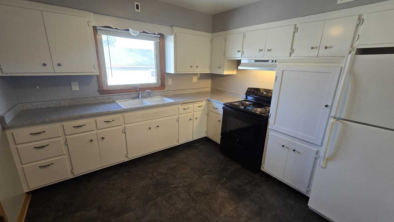 11325 W Center St - Photo 6 of 10