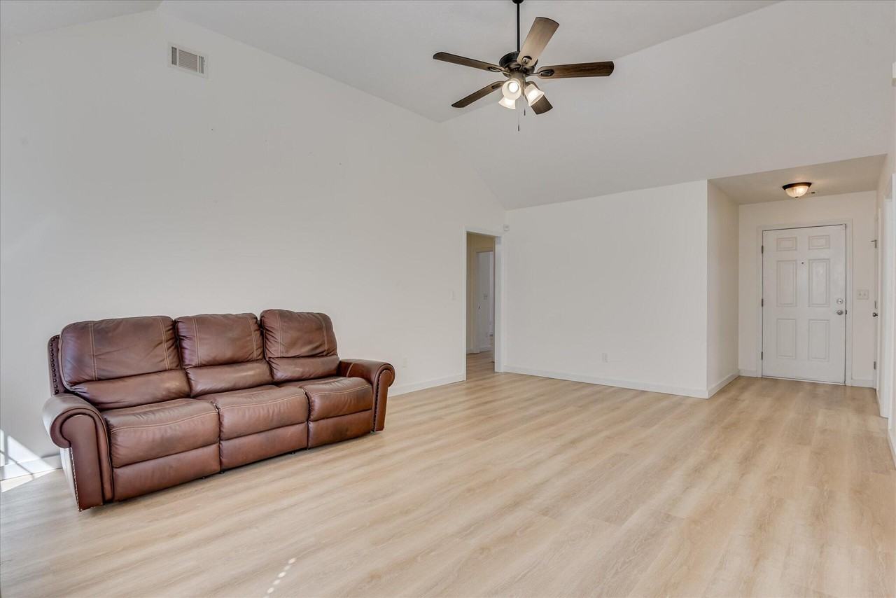 909 Watsonia Dr - Photo 4 of 35