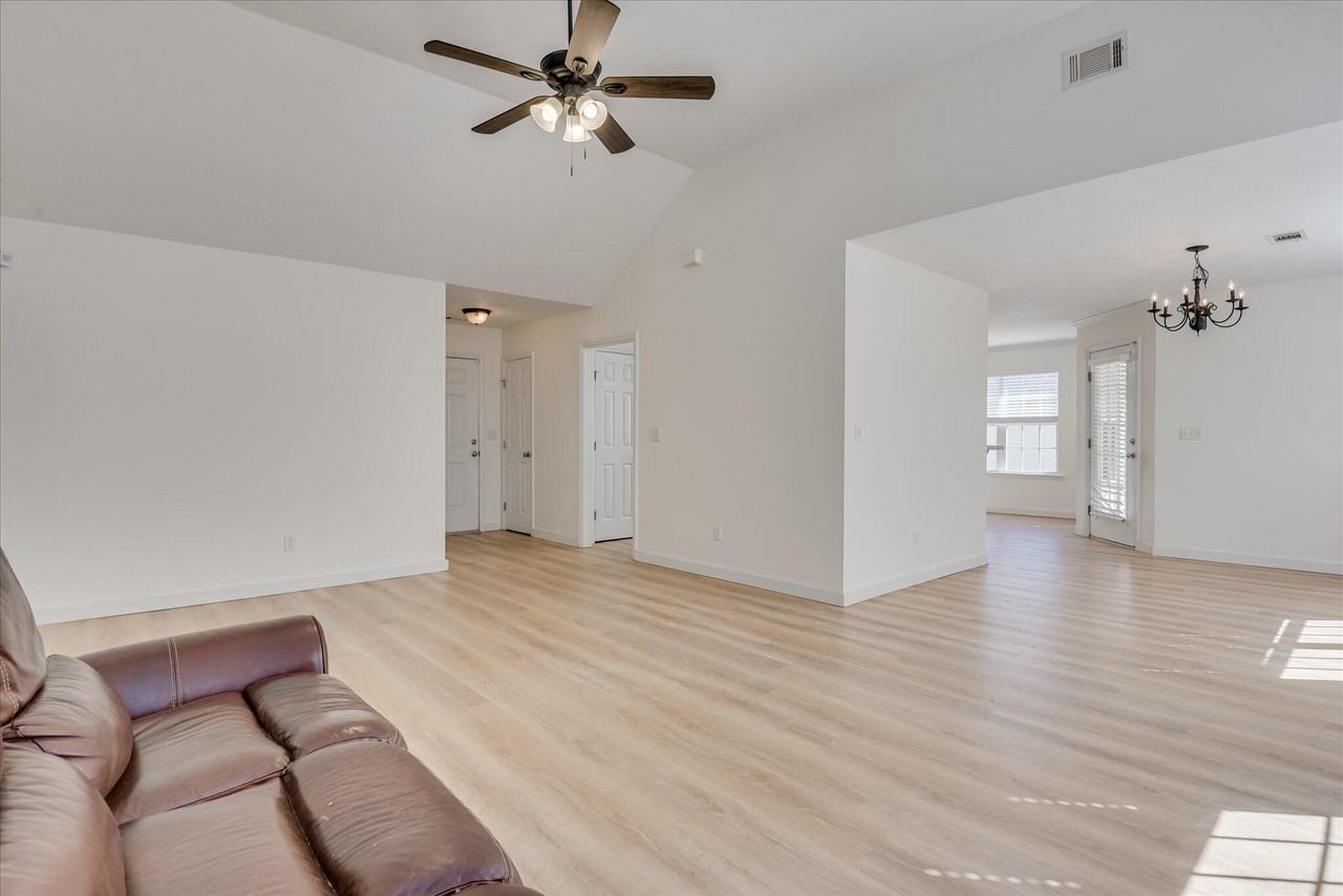 909 Watsonia Dr - Photo 5 of 35