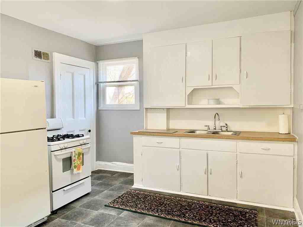 2449 Delaware Ave - Photo 4 of 10