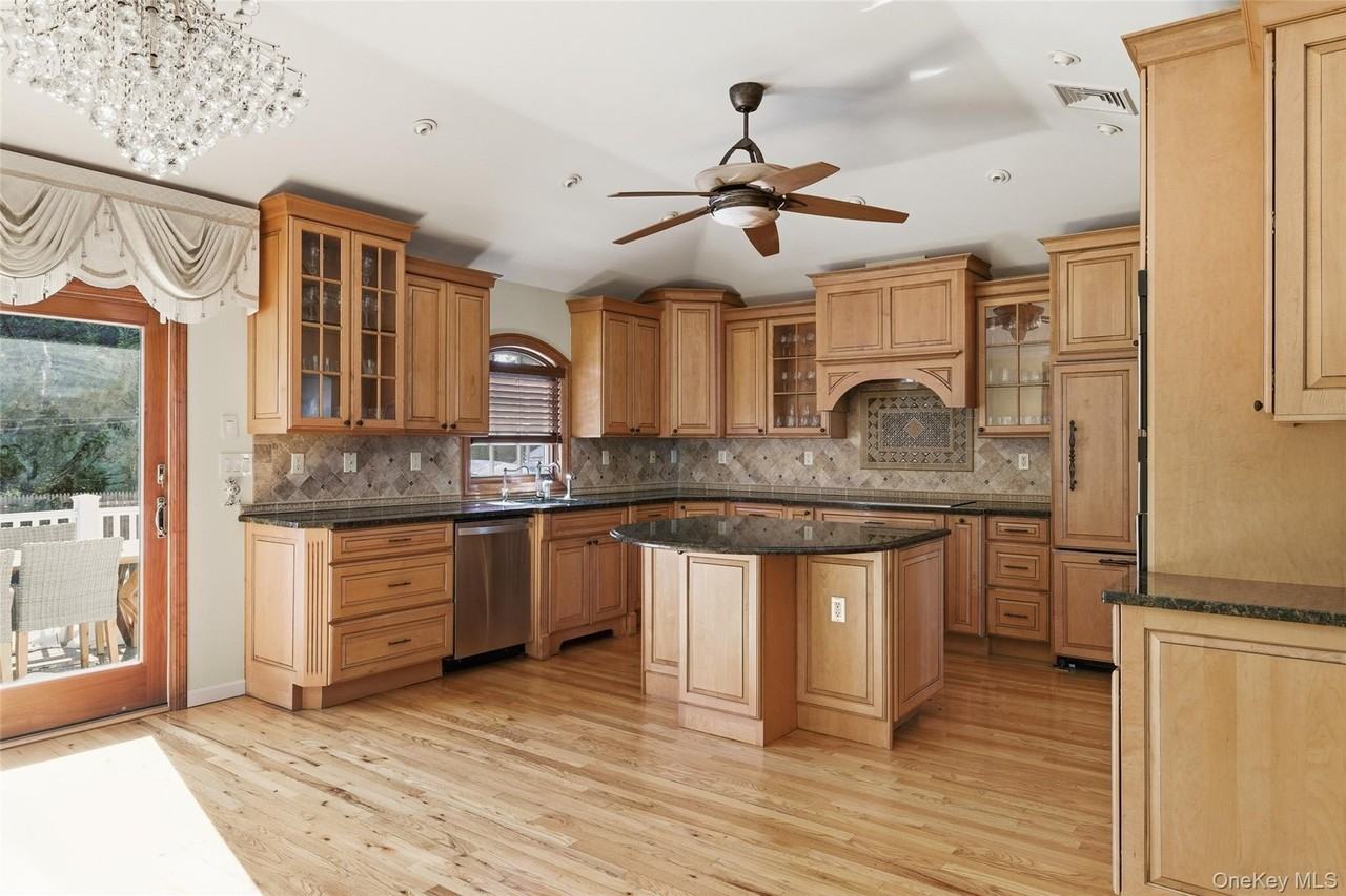 716 Park Ln - Photo 5 of 22