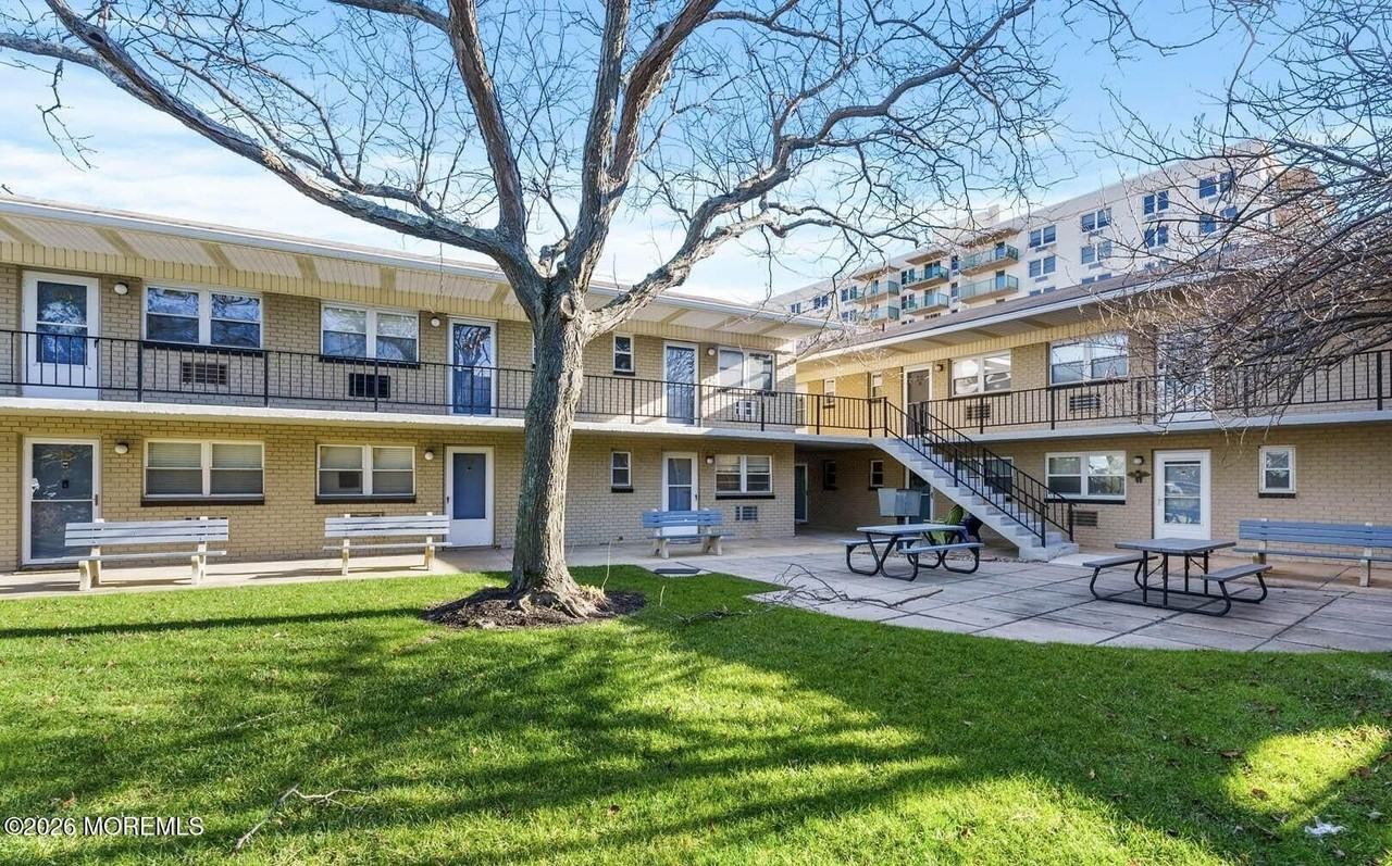 455 Ocean Blvd Apt 27 #27 - Photo 3 of 9