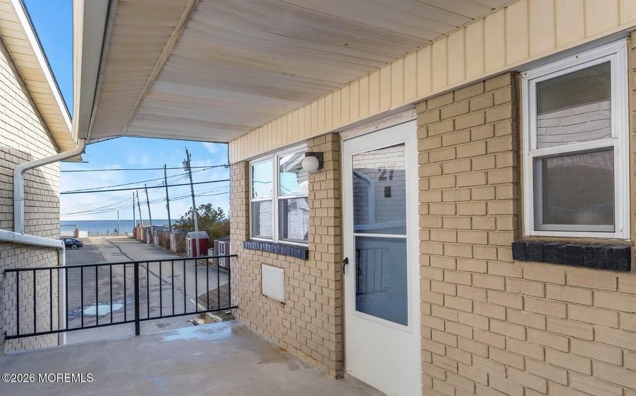 455 Ocean Blvd Apt 27 #27 - Photo 4 of 9