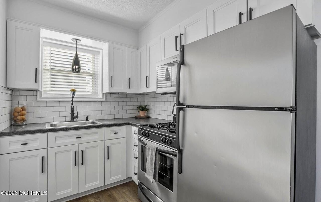 455 Ocean Blvd Apt 27 #27 - Photo 5 of 9