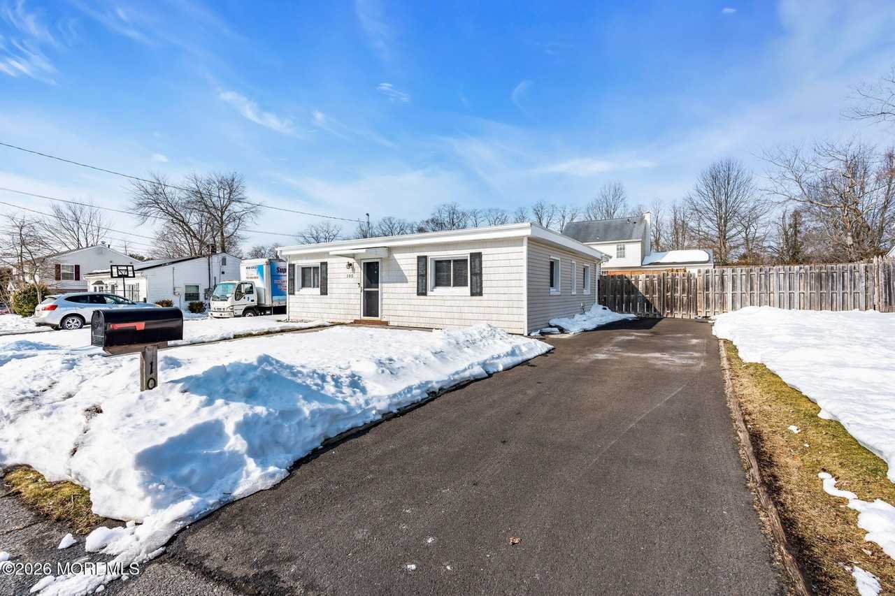 105 Center St - Photo 2 of 23