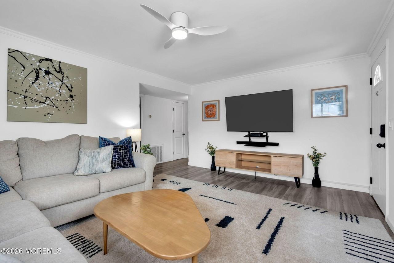 105 Center St - Photo 4 of 23