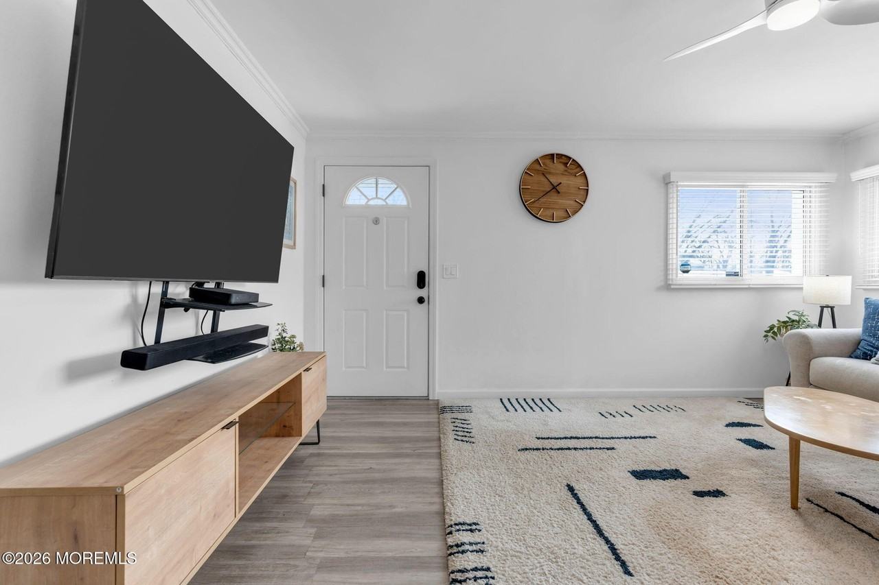 105 Center St - Photo 5 of 23