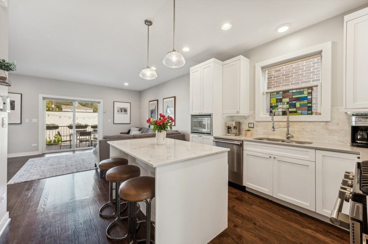 4612 W Addison St - Photo 6 of 20