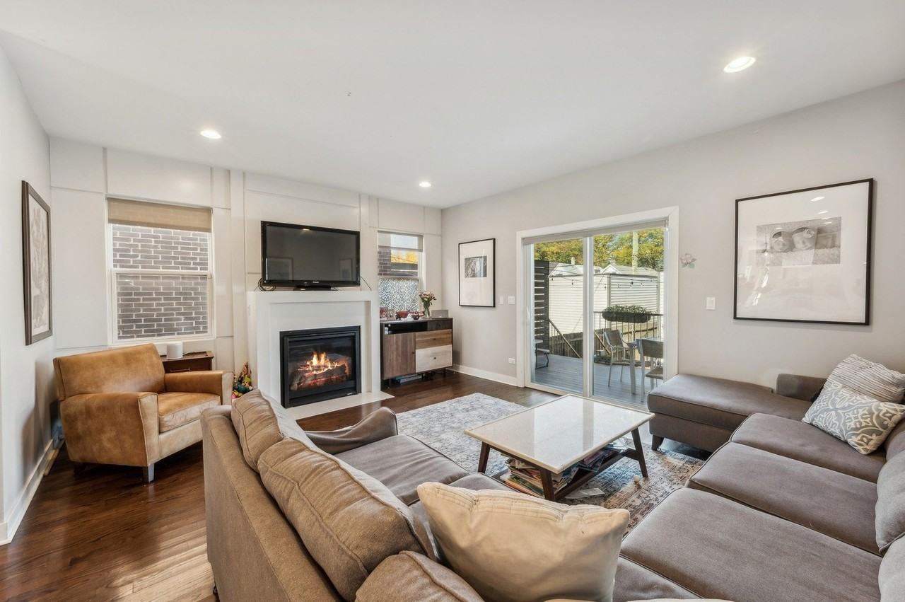 4612 W Addison St - Photo 7 of 20