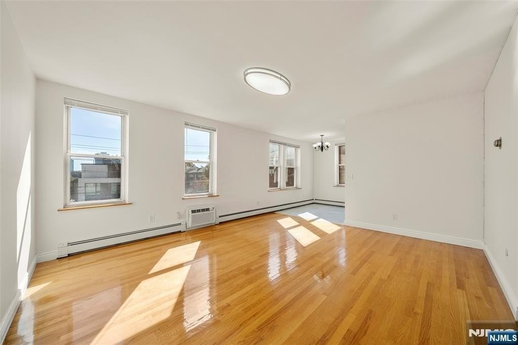 280 Undercliff Ave - Photo 5 of 23