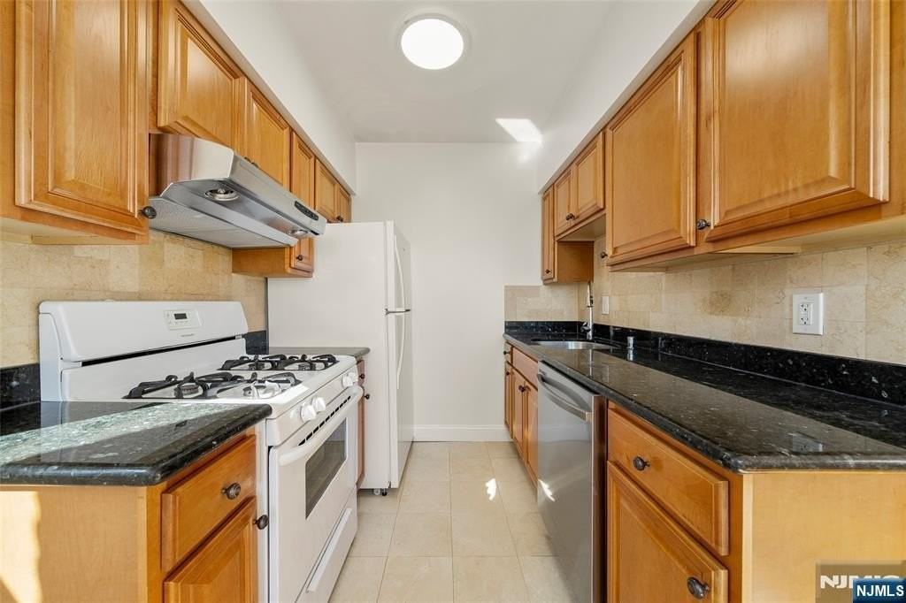 280 Undercliff Ave - Photo 7 of 23