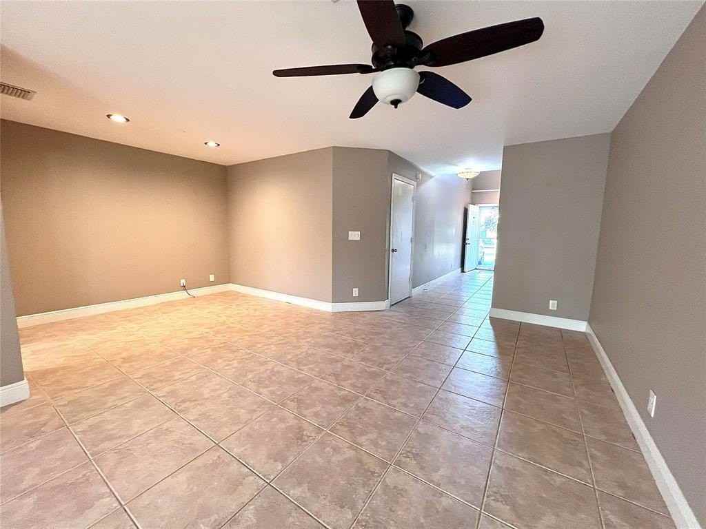 2246 Discovery Cir W - Photo 4 of 38