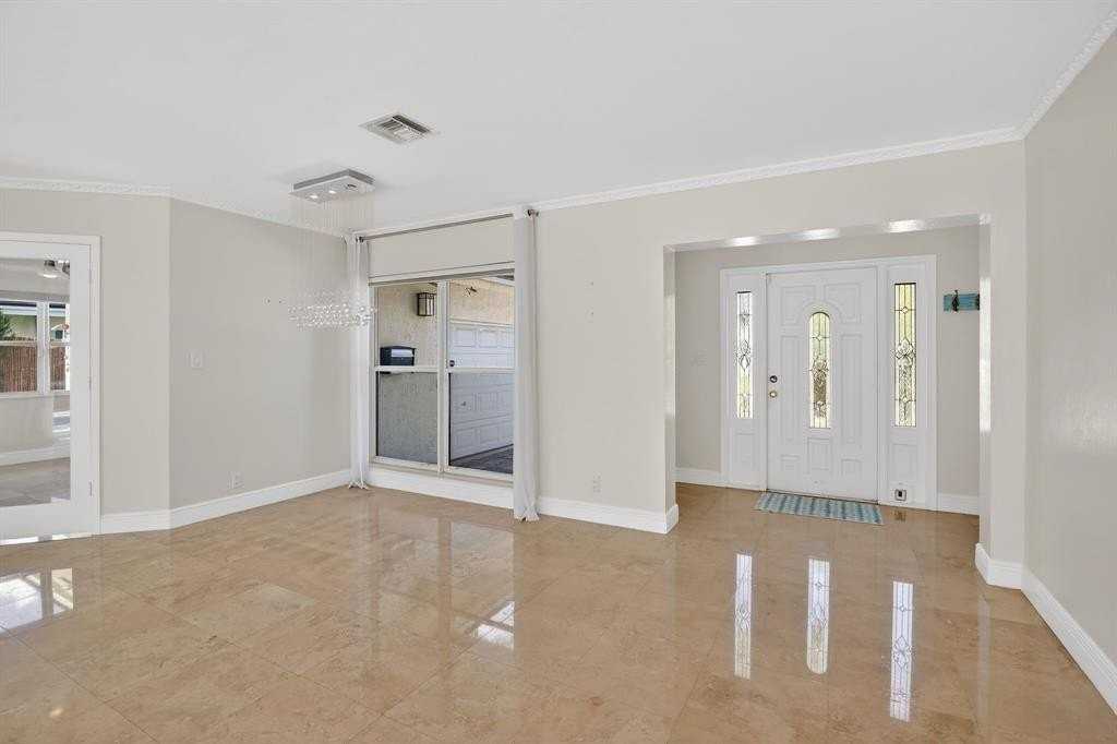 2808 Ne 22nd St - Photo 6 of 36