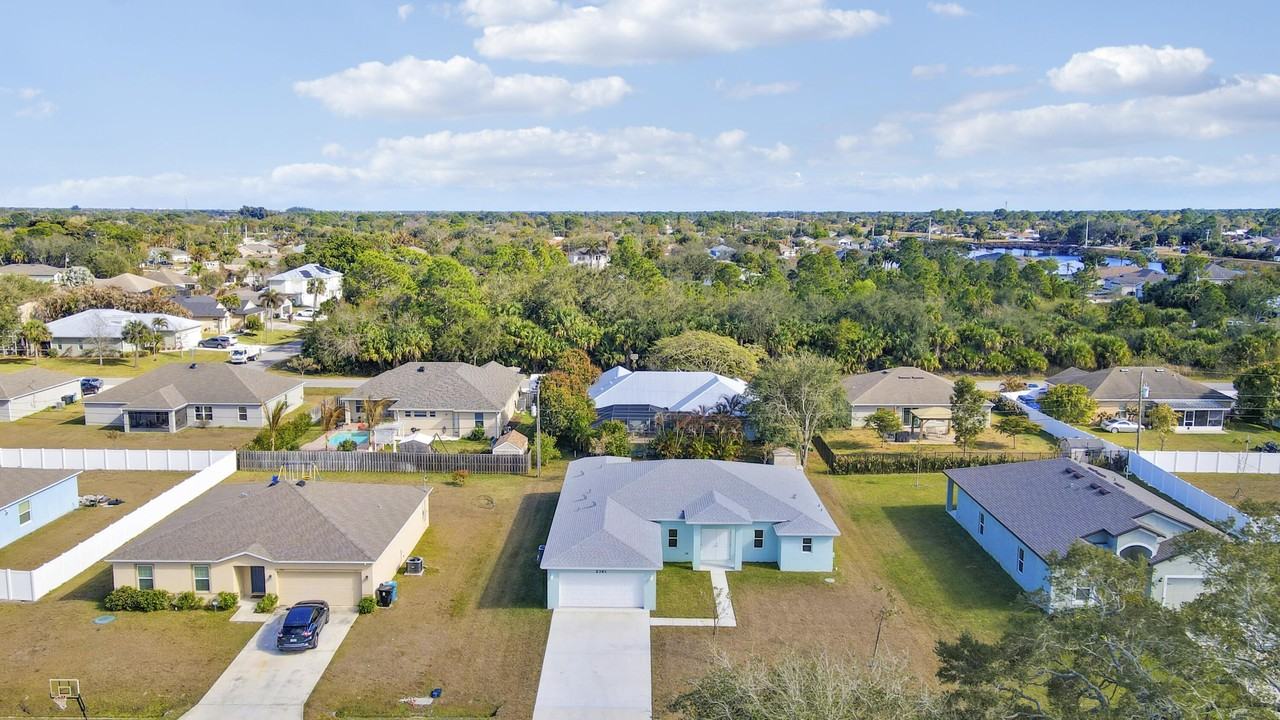 2361 Sw Chateau Ter - Photo 2 of 2