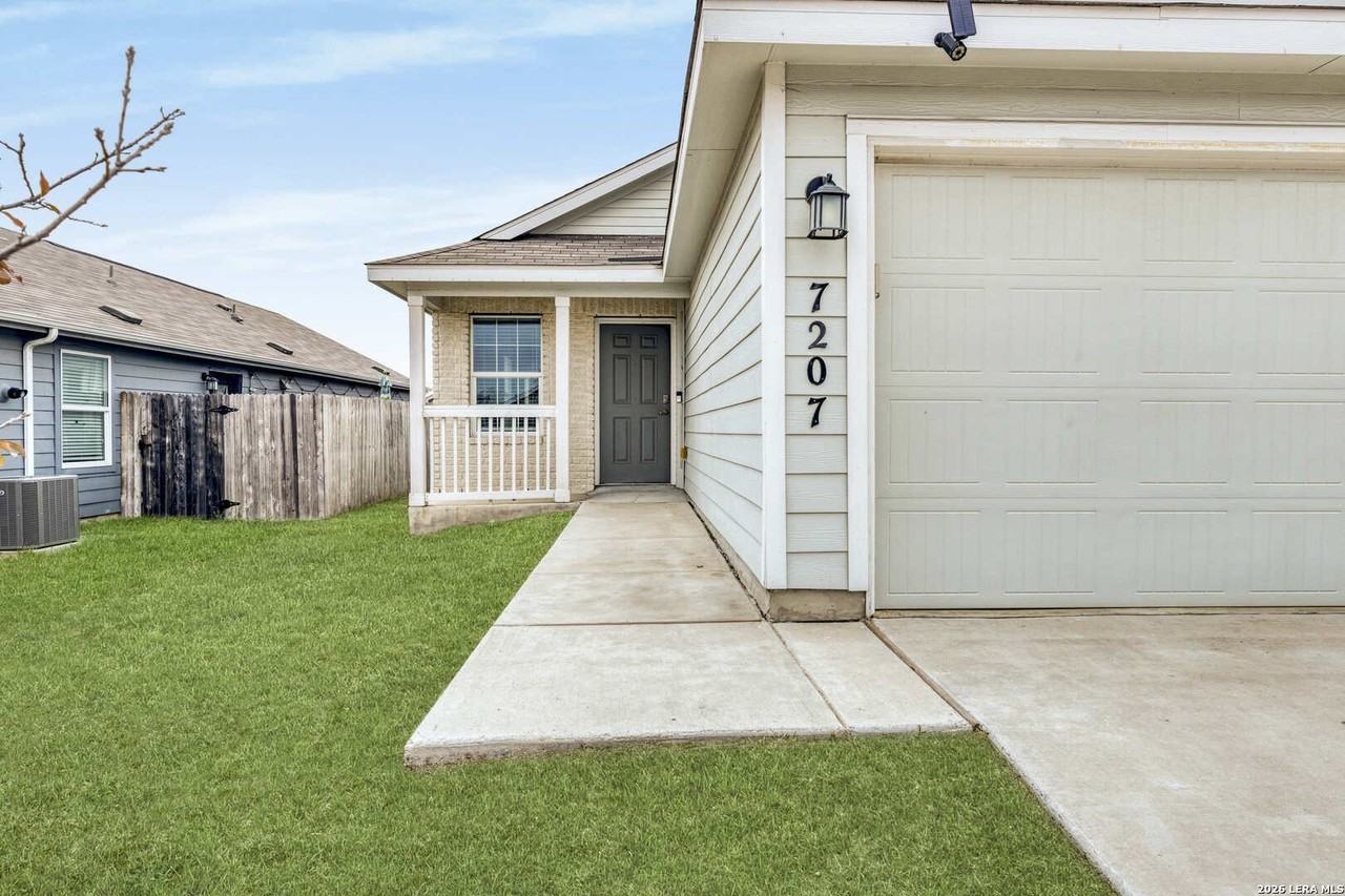 7207 Lavaca Blf - Photo 4 of 36