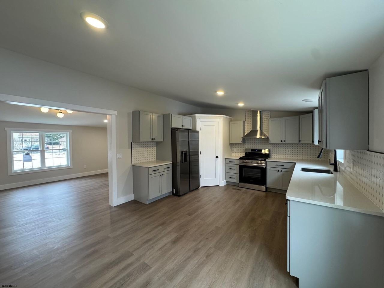 136 Fabian Ave - Photo 3 of 27