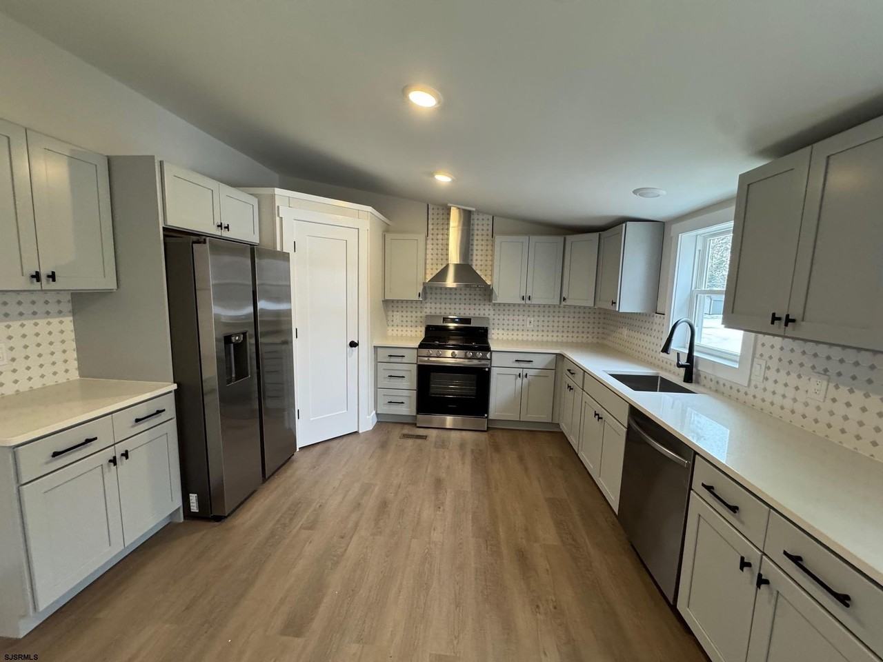 136 Fabian Ave - Photo 4 of 27