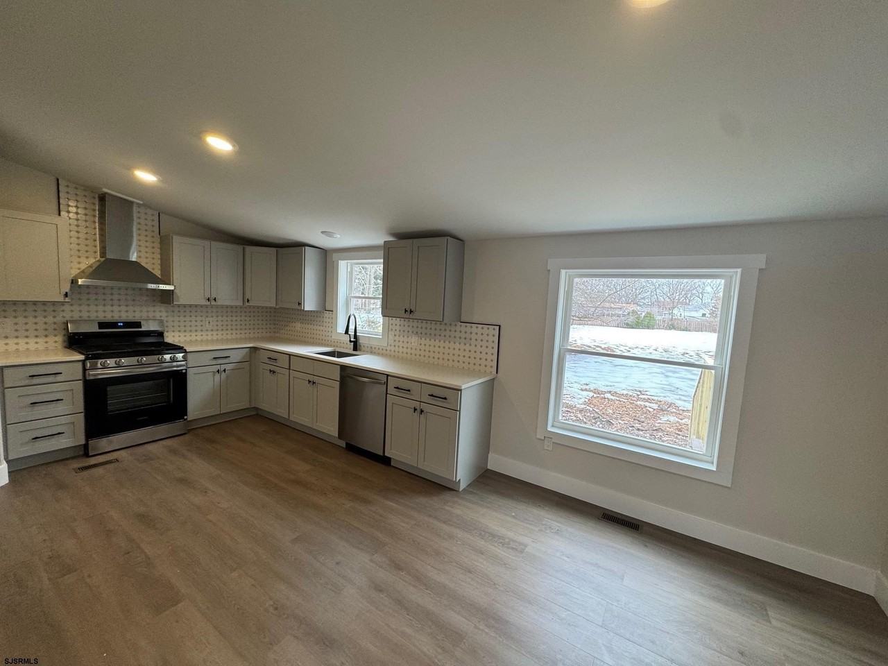 136 Fabian Ave - Photo 5 of 27