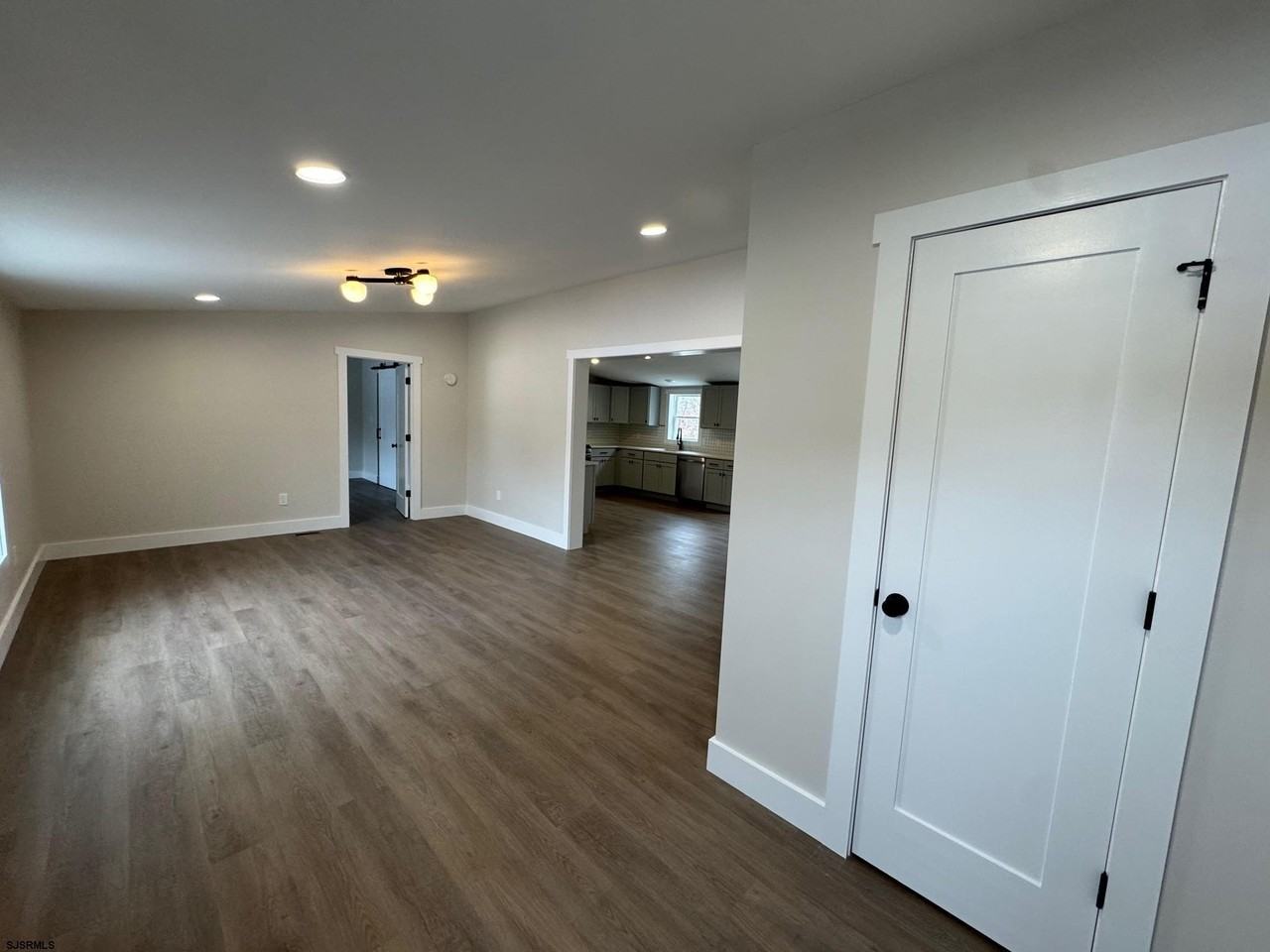 136 Fabian Ave - Photo 7 of 27