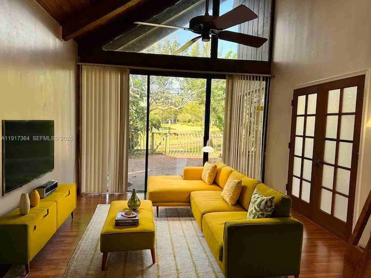 423 N University Dr - Photo 2 of 8