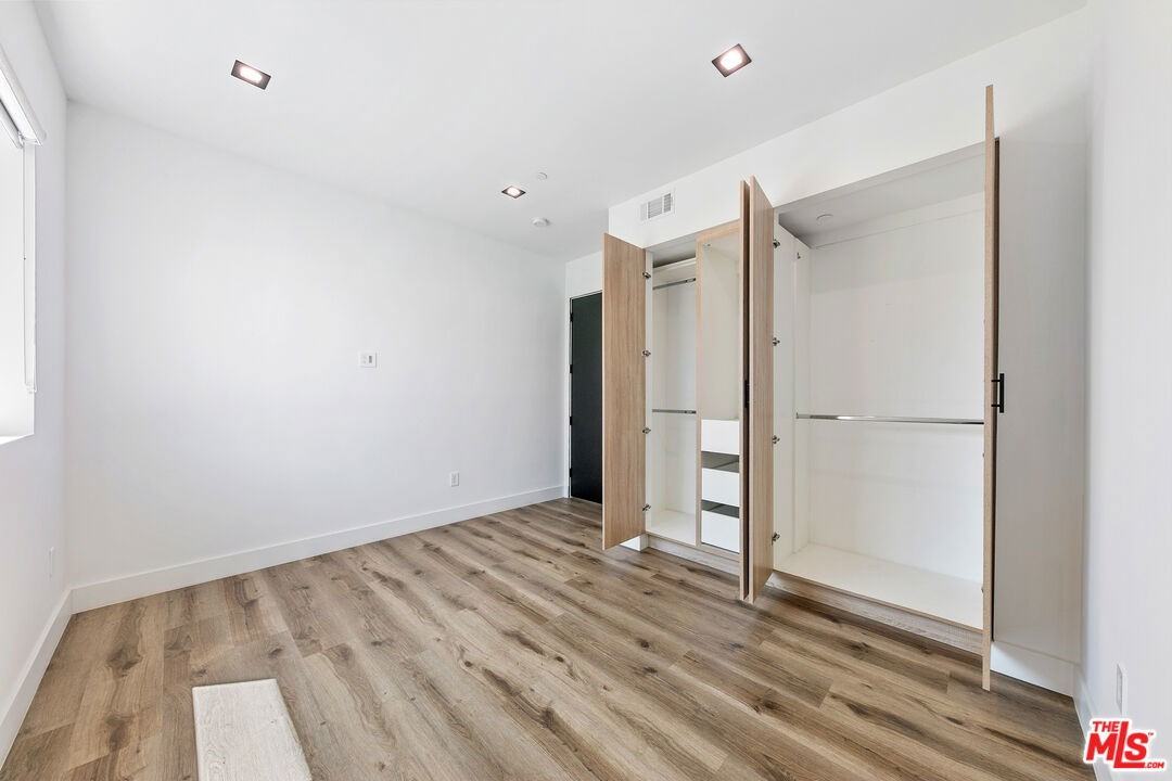 10842 Victory Blvd #201 - Photo 4 of 8