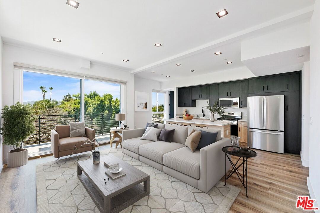 10842 Victory Blvd #201 - Photo 5 of 8