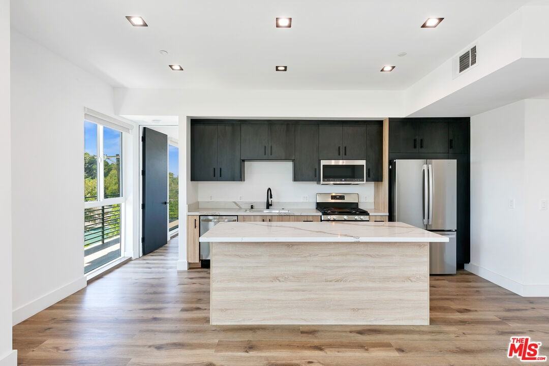 10842 Victory Blvd #201 - Photo 6 of 8