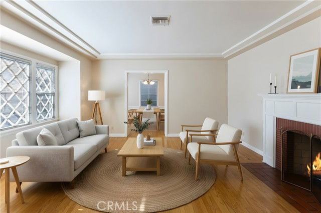 15207 Greenleaf St #15203 - Photo 6 of 8