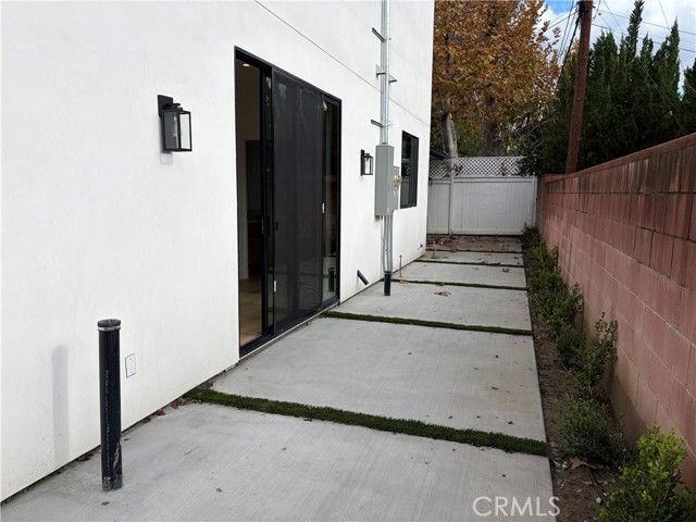 19214 Calvert St - Photo 2 of 8