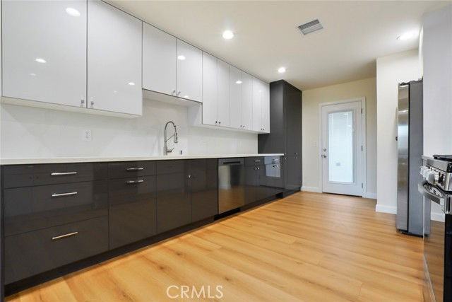 7423 Balcom Ave - Photo 3 of 8