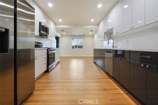 7423 Balcom Ave - Photo 4 of 8