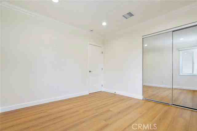 7423 Balcom Ave - Photo 6 of 8