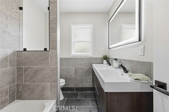 9233 Swinton Ave - Photo 2 of 8