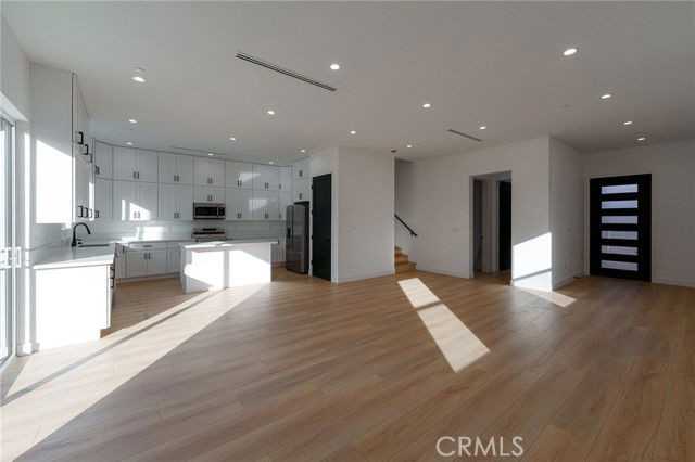 14123 Emelita St - Photo 2 of 8