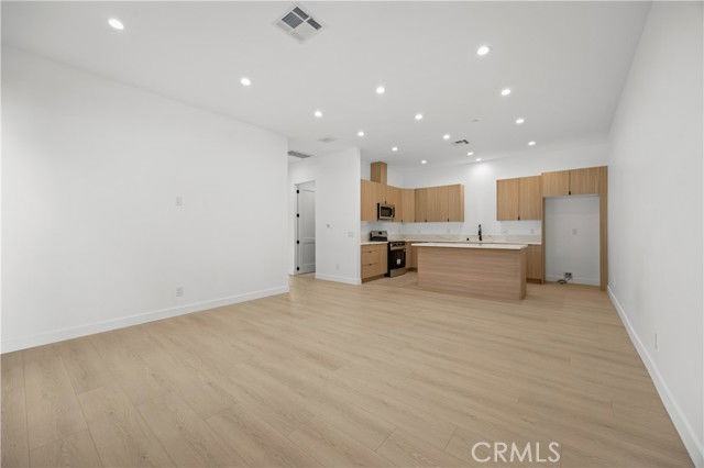 6950 Amestoy Ave - Photo 5 of 8