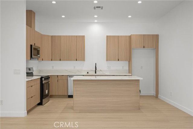 6950 Amestoy Ave - Photo 6 of 8