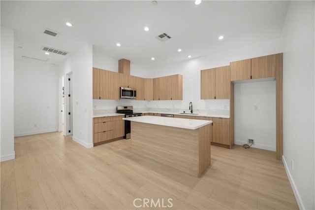 6950 Amestoy Ave - Photo 7 of 8