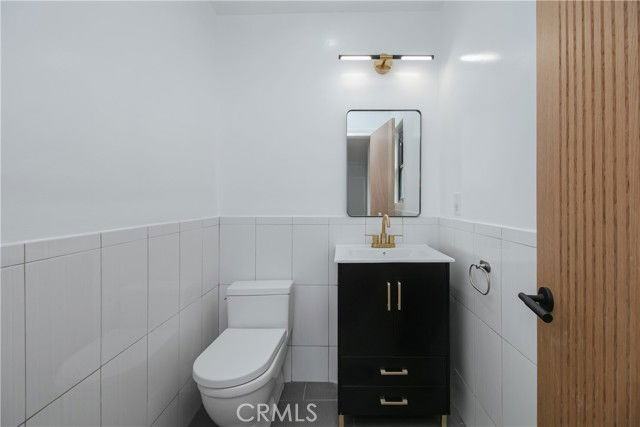 8143 Hazeltine Ave - Photo 3 of 8