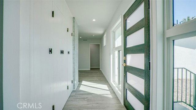 22135 Kittridge St - Photo 3 of 6