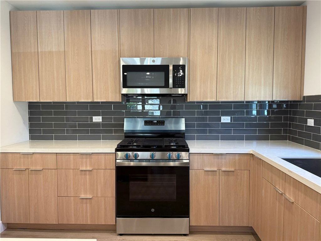 5972 Jamieson Ave - Photo 3 of 8