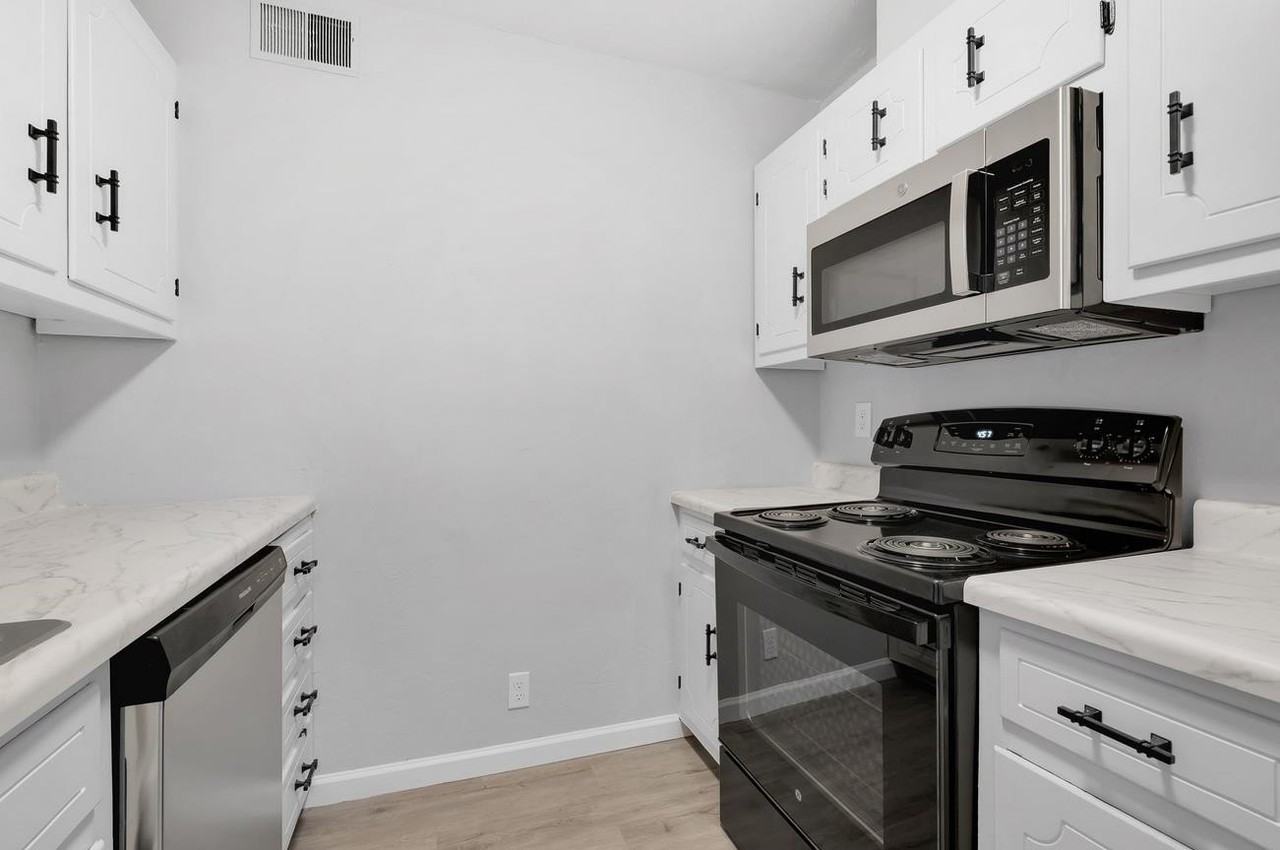 611 N Copeland St Apt B #B - Photo 3 of 10