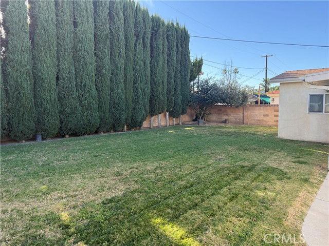 23056 Lanark St - Photo 4 of 8